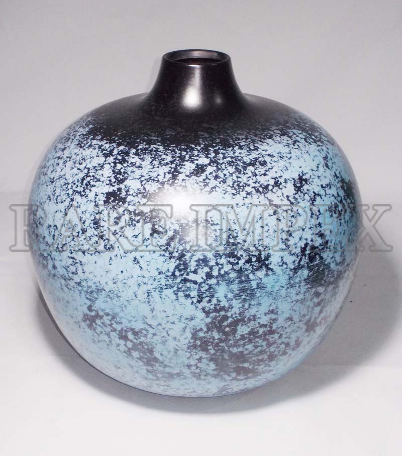 <span style="margin: 0px 0px 5px 0px; font-weight: 600;">RI-17132</span><br />Ceramic Finish Metal Vases