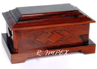<span style="margin: 0px 0px 5px 0px; font-weight: 600;">RI-WD-12003</span><br />Wooden Urn Mahogany Finish