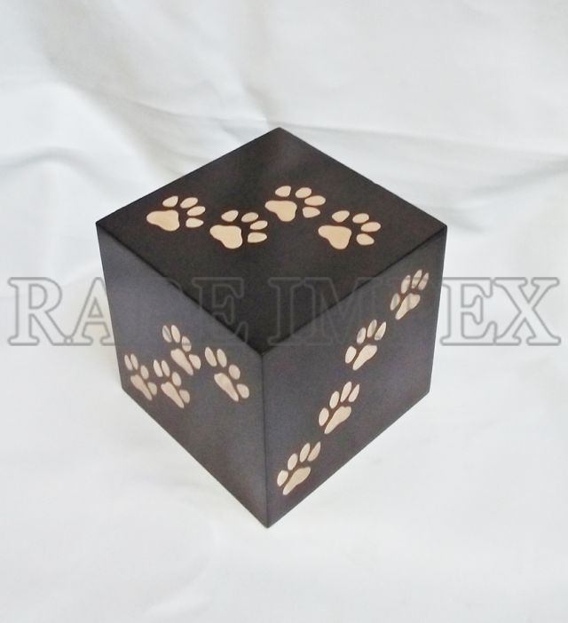 <span style="margin: 0px 0px 5px 0px; font-weight: 600;">RI-WD-12030</span><br />Paw Print Wooden Pet Urns