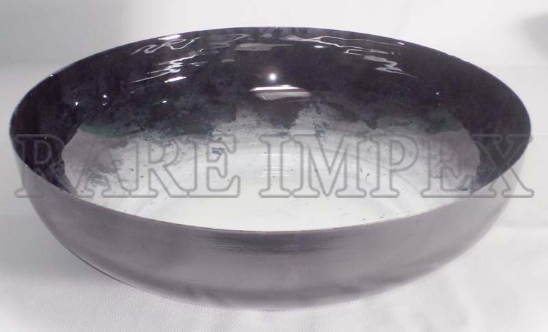 <span style="margin: 0px 0px 5px 0px; font-weight: 600;">RI-17077</span><br />Metal Bowl With Abstract Black Enamel Finish