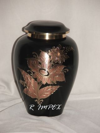 <span style="margin: 0px 0px 5px 0px; font-weight: 600;">RI-BR-9302</span><br />Brass Cremation Urns