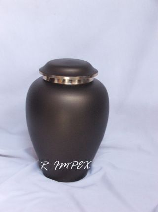 <span style="margin: 0px 0px 5px 0px; font-weight: 600;">RI-BR-9303</span><br />Brass Cremation Urns