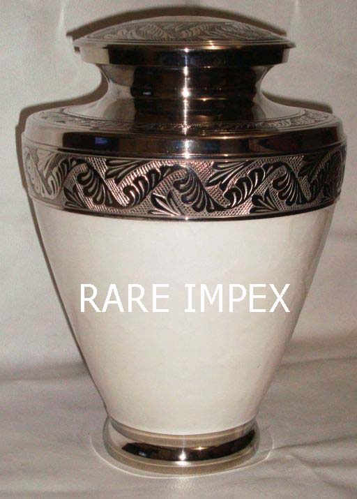 <span style="margin: 0px 0px 5px 0px; font-weight: 600;">RI-BR-9545</span><br />Brass Cremation Urns