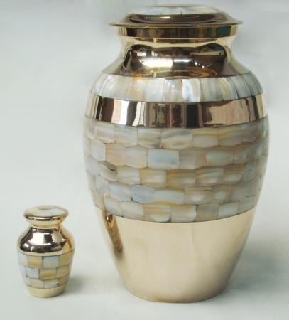 <span style="margin: 0px 0px 5px 0px; font-weight: 600;">RI-BR-9904</span><br />Brass Cremation Urns